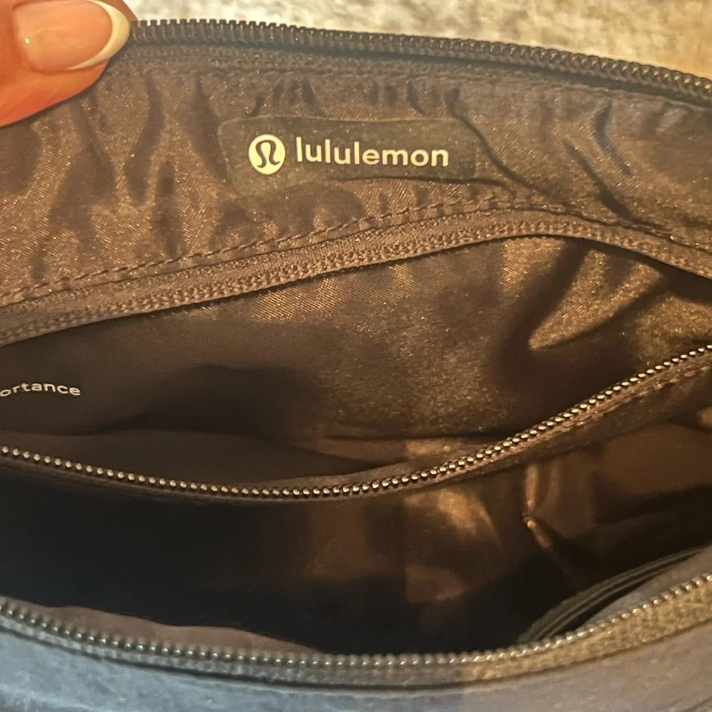 Lululemon Slouchy Sling Crossbody Bag Black 6L - Picture 4 of 4